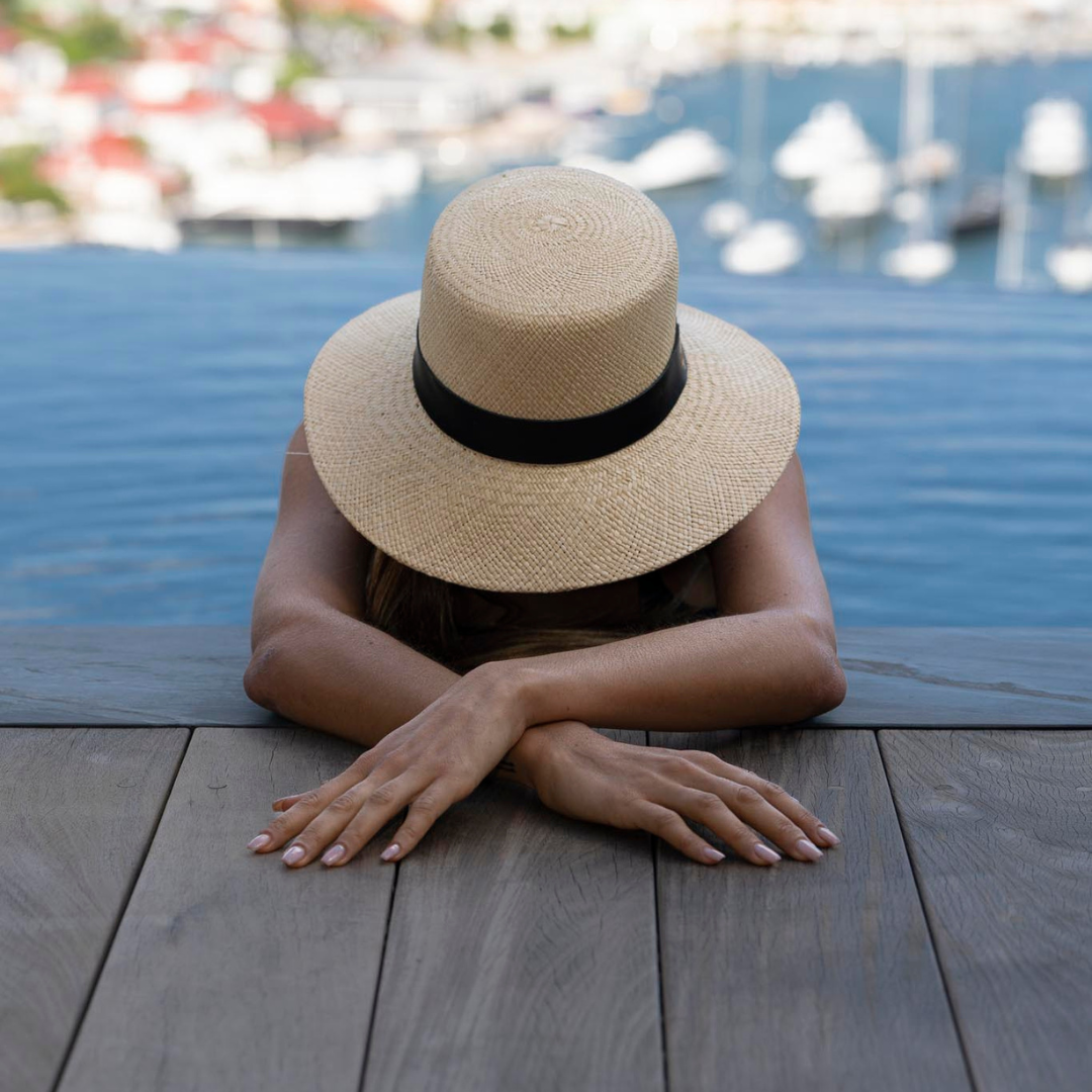 Femme avec un chapeau Lastelier dans une piscine