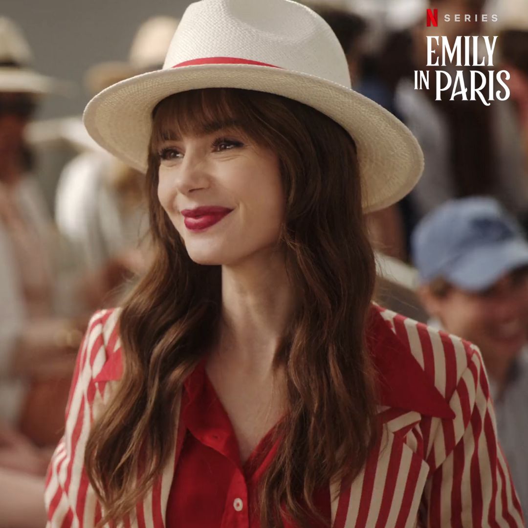 Emily in Paris avec son chapeau Panama de LASTELIER